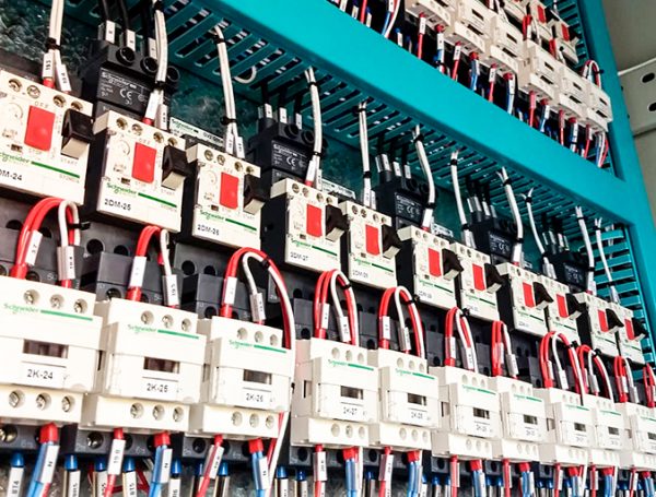 Montagem de painéis elétricos