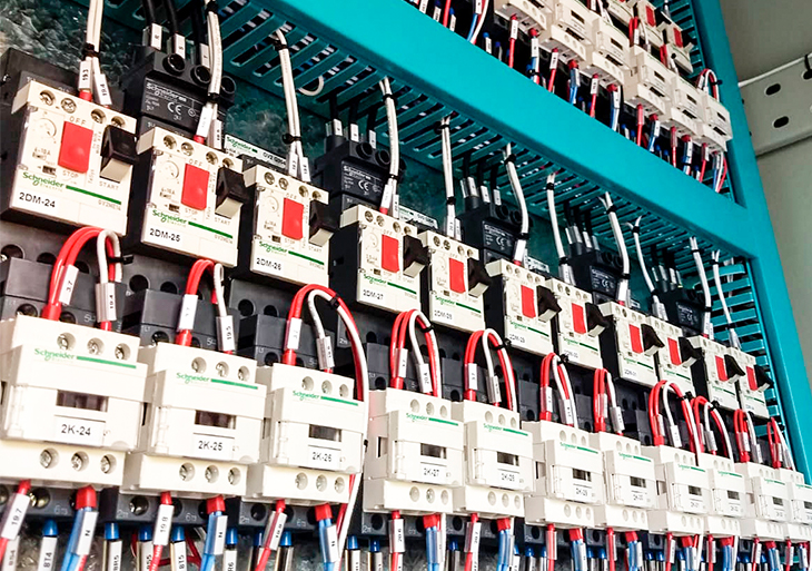 Montagem de painéis elétricos